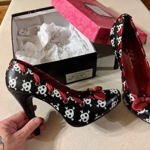 High heel shoes with skulls